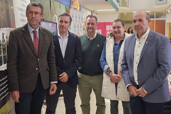 El secretario general de UPA Málaga, Francisco Moscoso; el responsable de UPA Andalucía, Cristóbal Cano; el responsable de Beldaoleum, Jorge Guinot; el delegado de Agricultura, Fernando Fernández-Tapia; y la diputada provincial Esperanza González.