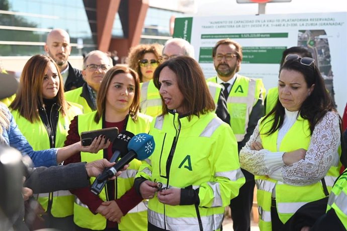 La consejera de Fomento, Rocío Díaz, atiende a los medios en presencia de la alcaldesa de La Zubia, Puri López, a su derecha, y el delegado del Gobierno andaluz en Granada, Antonio Granados, a su izquierda