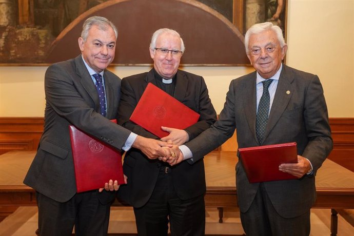 El alcalde de Sevilla saluda al presidente de la Fundación Cámara de Comercio en presencia del arzobispo.