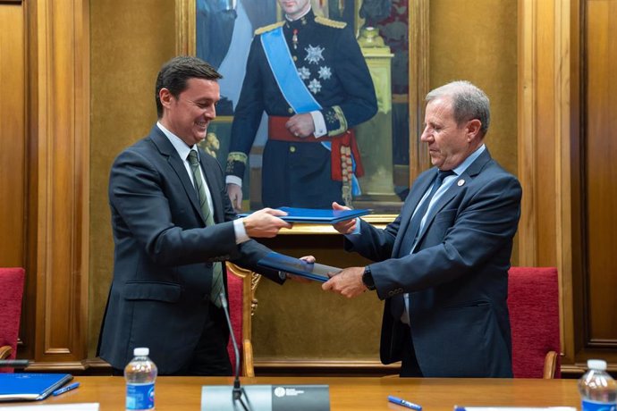 El presidente de Diputación de Almería, Javier Aureliano García, y el presidente de la Cámara de Comercio de Almería, Jerónima Parra.