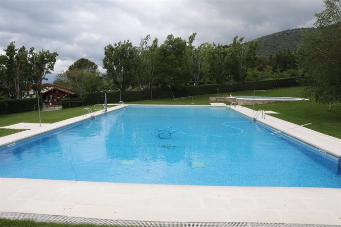 Archivo - Piscina cerrada del Camping Monte Holiday en Gargantilla del Lozoya, durante su segundo día de apertura en la Fase 1 de la desescalada cuando autocaravanas, turismo rural y de naturaleza se publicitan como ofertas seguras, en un sector que ve po