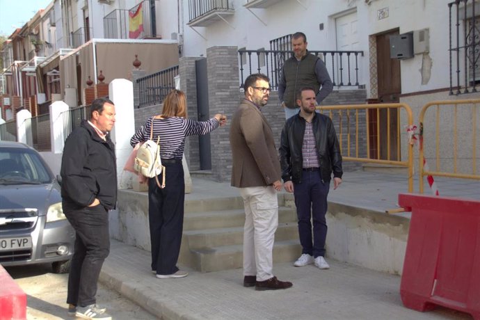 El delegado de Urbanismo de Alcalá visita obras de accesibilidad en el barrio de Los Toreros.