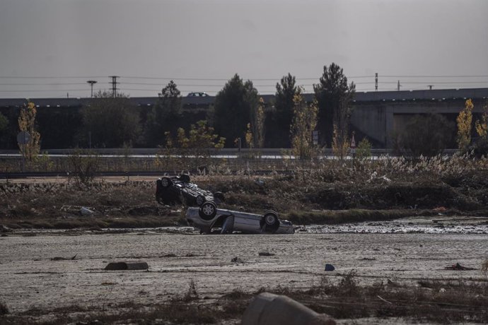 Un vehicle tirat a un mes del pas de la DANA per València, a 29 de novembre del 2024, a Utiel, València, Comunitat Valenciana (Espanya). 