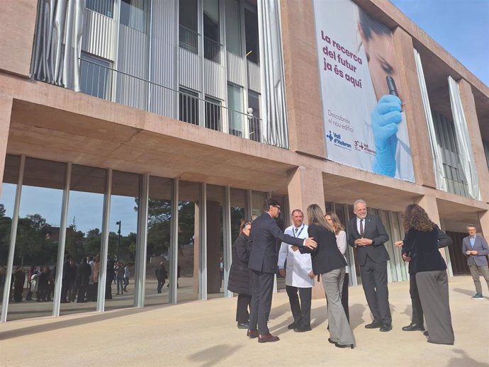 El presidente de la Generalitat, Salvador Illa, en las salutaciones a su llegada a la inauguración del nuevo VHIR