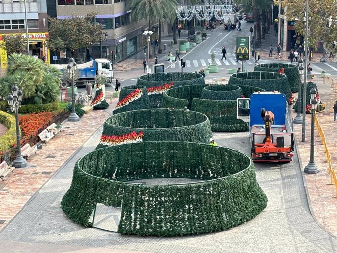 Muntatge de l'arbre a la Plaça de l'Ajuntament