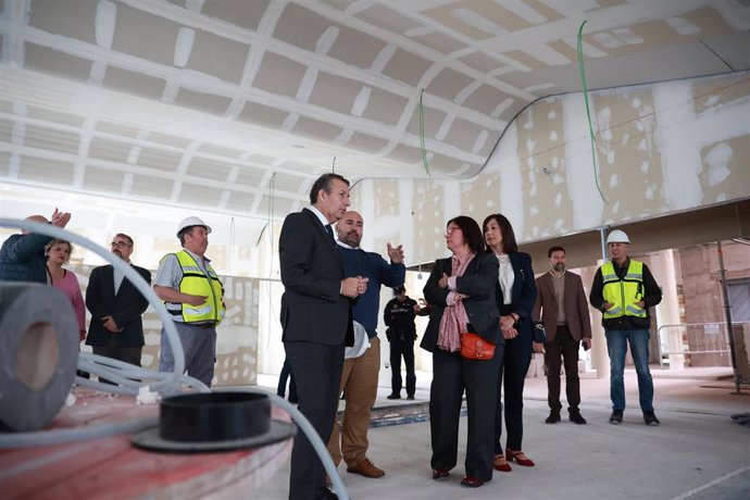 El presidente de la Diputación de Sevilla, Javier Fernández, junto a la alcaldesa de Marchena, María del Mar Romero, durante la visita a las obras del Ayuntamiento. 