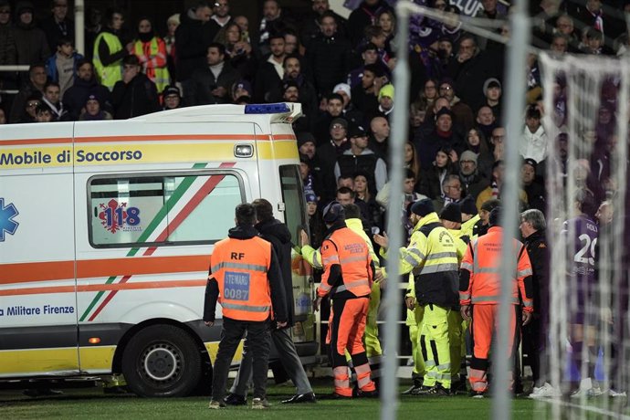 Una ambulancia traslada al futbolista de la Fiorentina Edoardo Bove al Hospital de Careggi. 