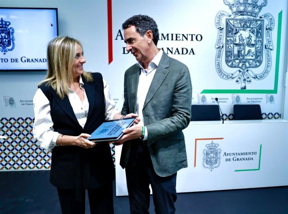 Archivo - La alcaldesa de Granada, Marifrán Carazo, y el concejal de Urbanismo, Enrique Catalina, en imagen de archivo