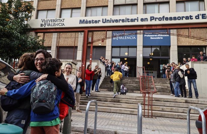 Emocionante recibimiento con música y aplausos a los alumnos realojados del colegio accidentado de Massanassa