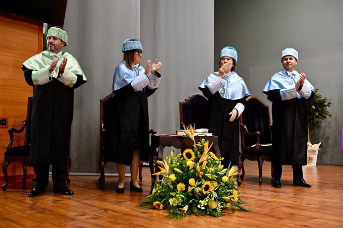 Raphael (2d), ya doctor 'honoris causa' por la Universidad de Jaén, lanza un beso a los asistentes al acto de investidura.