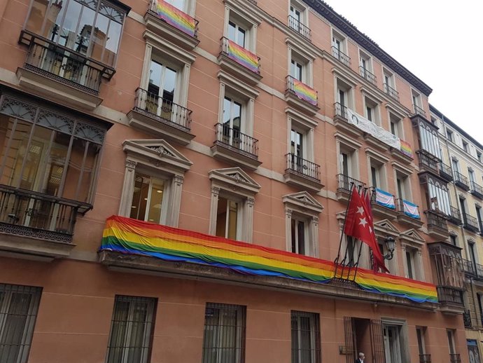 Archivo - Banderolas LGTBI y trans se mantienen en balcones del Edificio de Grupos Municipales