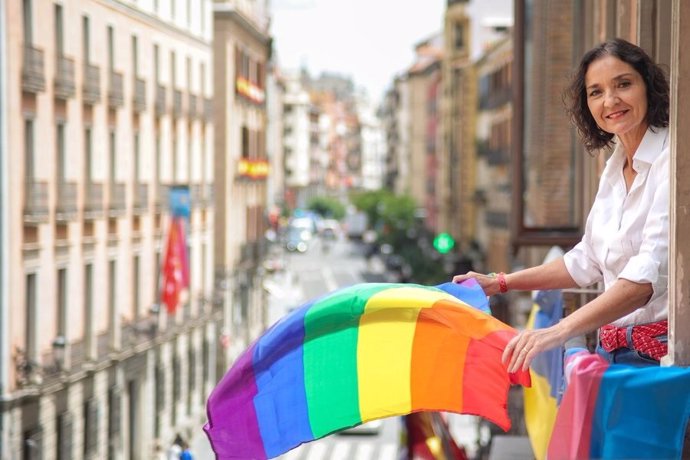 La portavoz socialista en el Ayuntamiento de Madrid, Reyes Maroto, con una bandera LGTBIQ+ en los balcones de su despacho