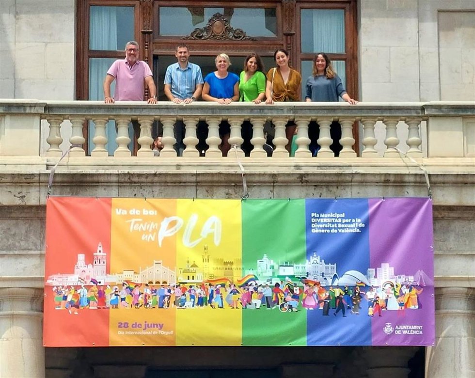 Archivo - Ediles de Compromís en el Ayuntamiento de Valncia junto a la bandera LGTBI