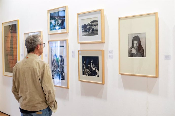 Archivo - Una persona observa los cuadros de una exposición en el Espacio Santa Clara, en una foto de archivo.