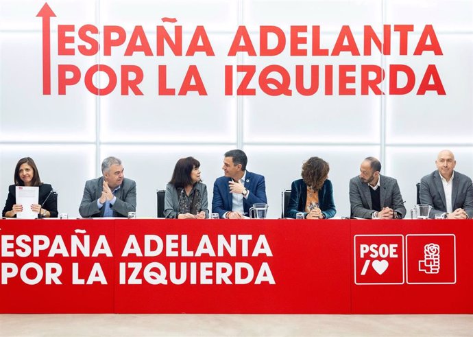 (I-D) La portavoz del PSOE, Esther Peña; el secretario de Organización del PSOE, Santos Cerdán; la presidenta del PSOE, Cristina Narbona; el secretario general del PSOE y presidente del Gobierno, Pedro Sánchez; la vicepresidenta primera del Gobierno y vic