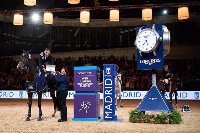 El italiano Piergiorgio Bucci recibe el Conquest Chronograph de Longines, reloj oficial de la Copa del Mundo de saltos disputada este fin de semana en Ifema en Madrid.