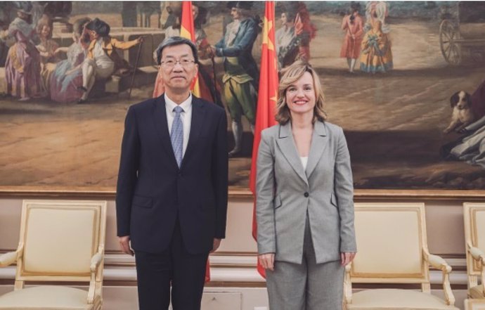 La ministra de Educación, Formación Profesional y Deportes, Pilar Alegría, con el ministro de Educación de la República Popular China, Huai Jinpeng