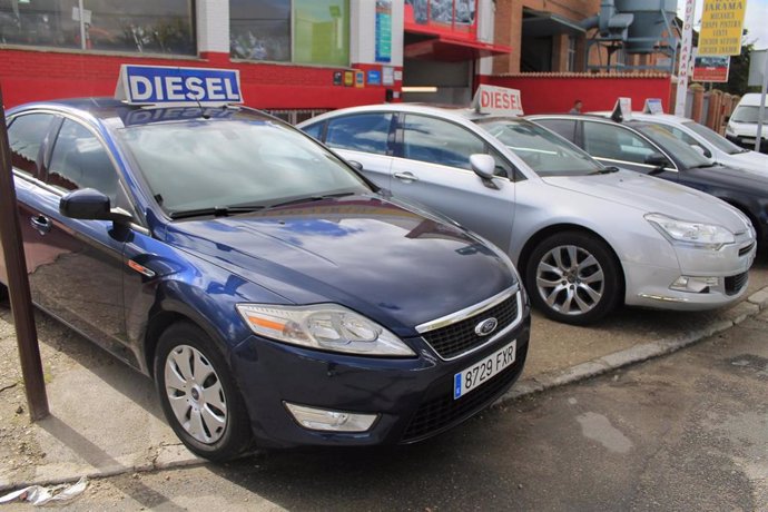 Archivo - Plano detalle, de varios coches en venta, en una nave del polígono industrial de Toledo