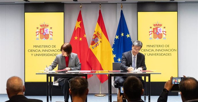 La ministra de Ciencia, Innovación y Universidades de España, Diana Morant, y el ministro de Educación de China, Huai Jinpeng