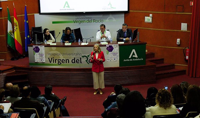 La consejera de Salud y Consumo, Rocío Hernández,  en la inauguración del Foro Andaluz de Enfermedades Raras y Sin Diagnóstico.