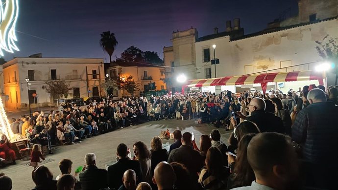 Archivo - Celebración de una zambomba en la Plaza Belén de Jerez de la Frontera durante el puente de diciembre de 2023