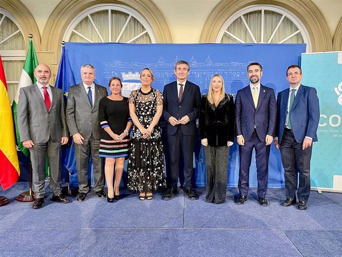 El Colegio de Farmacéuticos destaca los avances asistenciales de la profesión para la salud en el patio de Luces de la Diputación de Almería.