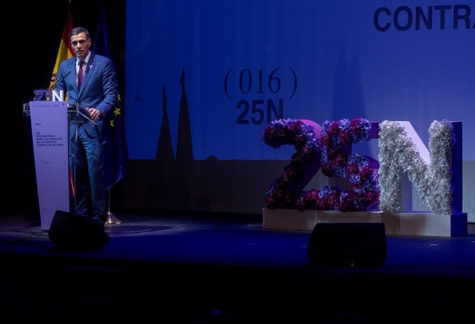 El presidente del Gobierno, Pedro Sánchez, interviene durante un acto con motivo del Día Internacional para la Eliminación de la Violencia contra las Mujeres, en el Teatro Pavón, a 25 de noviembre de 2024