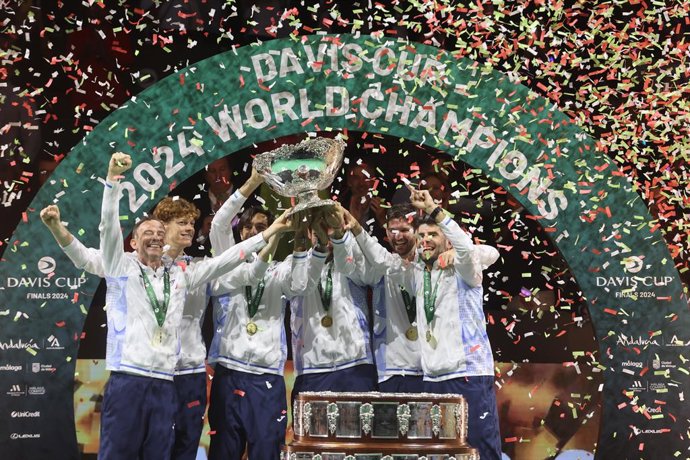 24 November 2024, Spain, Malaga: Italy tennis team celebrate with the trophy after winning the Davis Cup final men's singles tennis match between Italy and Netherlands. Photo: Lorenzo Carnero/ZUMA Press Wire/dpa