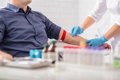 Casi la mitad de los profesionales sanitarios en España teme extraer sangre de personas con VIH