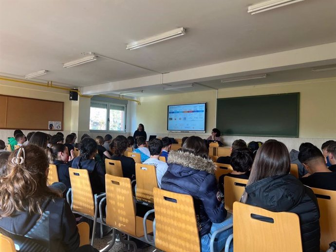 Responsables de Saint-Gobain PAM intrervienen ante los alumnos del IES Leonardo Torres Quevedo dentro del Programa IBDS