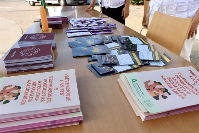 Material informativo contra el Sida y enfermedades de transmisión sexual distribuido en el campus de la Universidad de Almería.