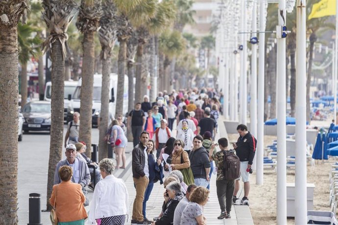 Archivo - Turistas en Benidorm (Alicante), en una imagen de archivo.