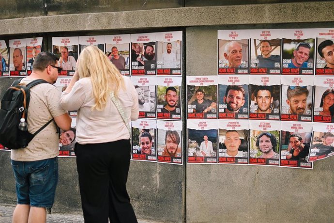 Archivo - Dos personas en República Checa frente a los carteles de los secuestrados por Hamás el 7 de octubre de 2023