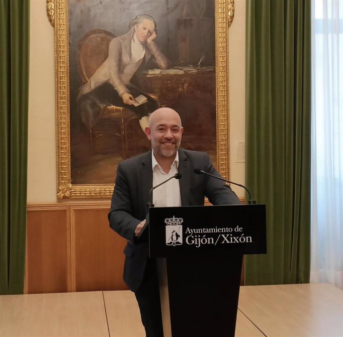 Archivo - El concejal de Medio Ambiente y Sostenibilidad del Ayuntamiento de Gijón, Rodrigo Pintueles, en rueda de prensa en el Consistorio gijonés.