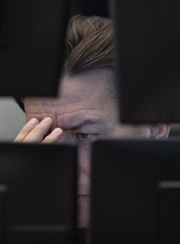 Archivo - dpatop - 28 February 2020, Hessen, Frankfurt_Main: An exchange trader looks at monitors at the Frankfurt Stock Exchange.