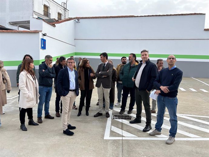 Autoridades en la visita al nuevo parking sensorizado en Villanueva de la Serena