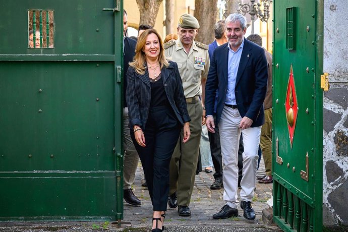 La presidenta del Cabildo de Tenerife, Rosa Dávila, y el presidente de Canarias, Fernando Clavijo, entran a los cuarteles de El Cristo