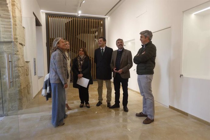 Autoridades y técnicos en la presentación del nuevo Archivo Municipal de Córdoba.