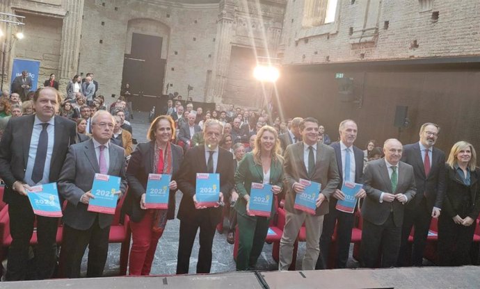 Carolina España (centro), entre Salvador Fuentes y José María Bellido, en la presentación del Barómetro de 'Andalucía Económica'.