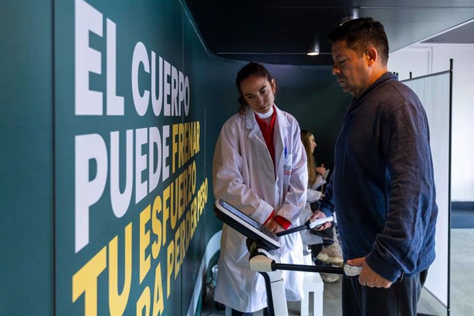 Realización de pruebas de composición corporal en el marco de la campaña 'El Peso de lo Invisible'.