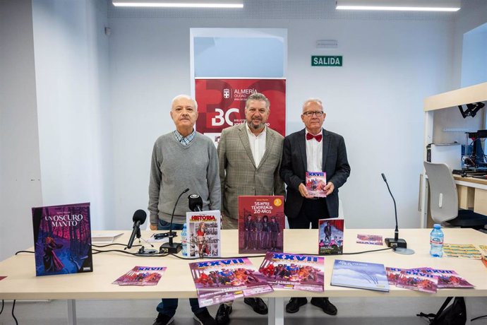 El concejal de Cultura, Tradiciones y Fiestas Mayores del Ayuntamiento de Almería, Diego Cruz, junto al presidente del Colectivo de Tebeos, Diego Cara, y su vicepresidente, José Juan Ruiz Iborra.