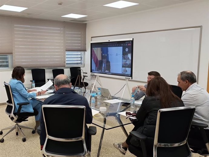 La consejera de Agua, Agricultura, Ganadería y Pesca, Sara Rubira, durante la reunión