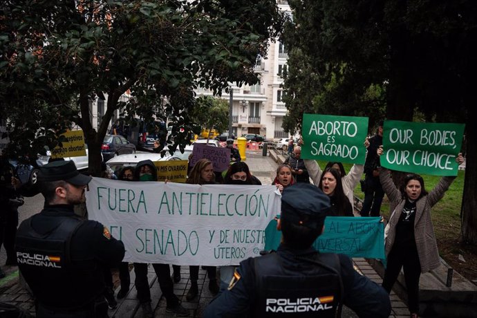 Concentración frente al Senado por el derecho al aborto.