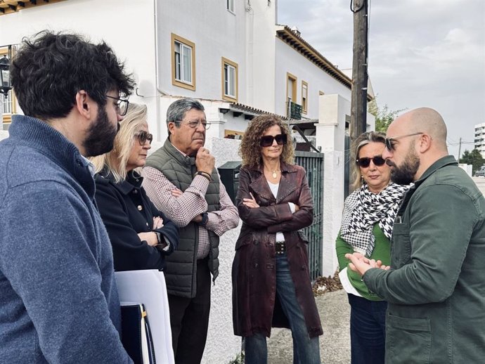 El alcalde de El Puerto con vecinos de Fuentebravía.