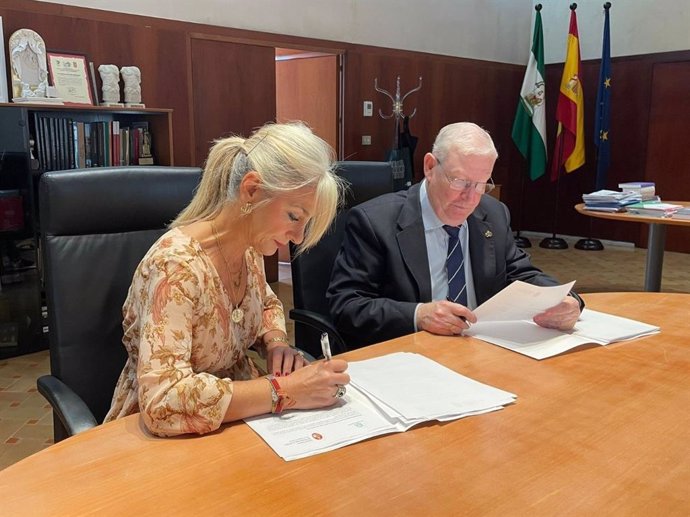 Patricia del Pozo y el presidente del Consejo General de Hermandades y Cofradías de Sevilla