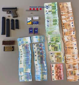 Armas y dinero en efectivo decomisados por los Mossos d'Esquadra en una vivienda de Vilafant (Girona)