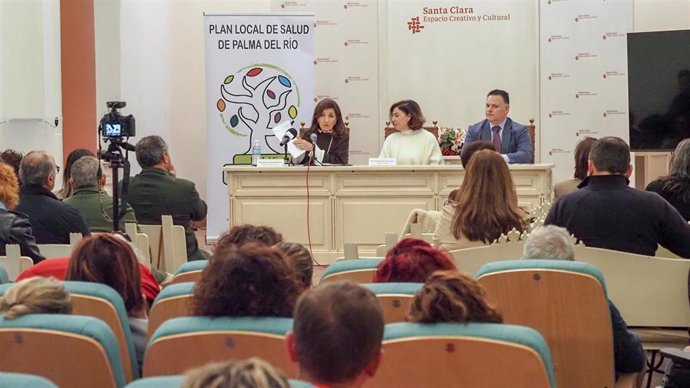 María Jesús Botella (izda.) interviene en la inauguración junto a Matilde Esteo (centro).