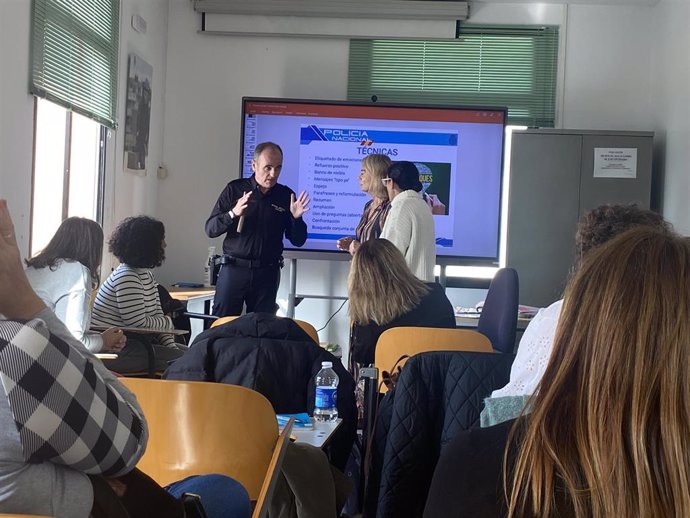 Curso de Policía a profesionales sanitarios contra las agresiones.