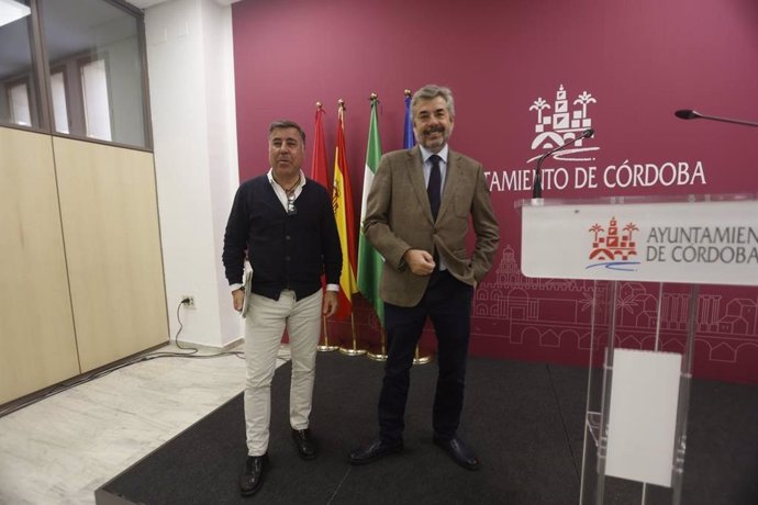 El portavoz del gobierno del Ayuntamiento de Córdoba, Miguel Ángel Torrico, y el delegado de Participación Ciudadana, Miguel Ruiz Madruga.