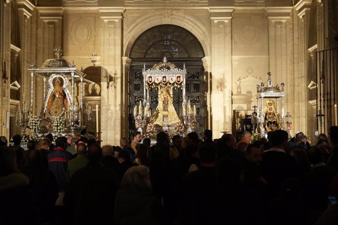 Imágenes de Consolación (i), Valme de Dos Hermanas y Setefilla de Lora del Río, en el interior de la parroquia del Sagrario.